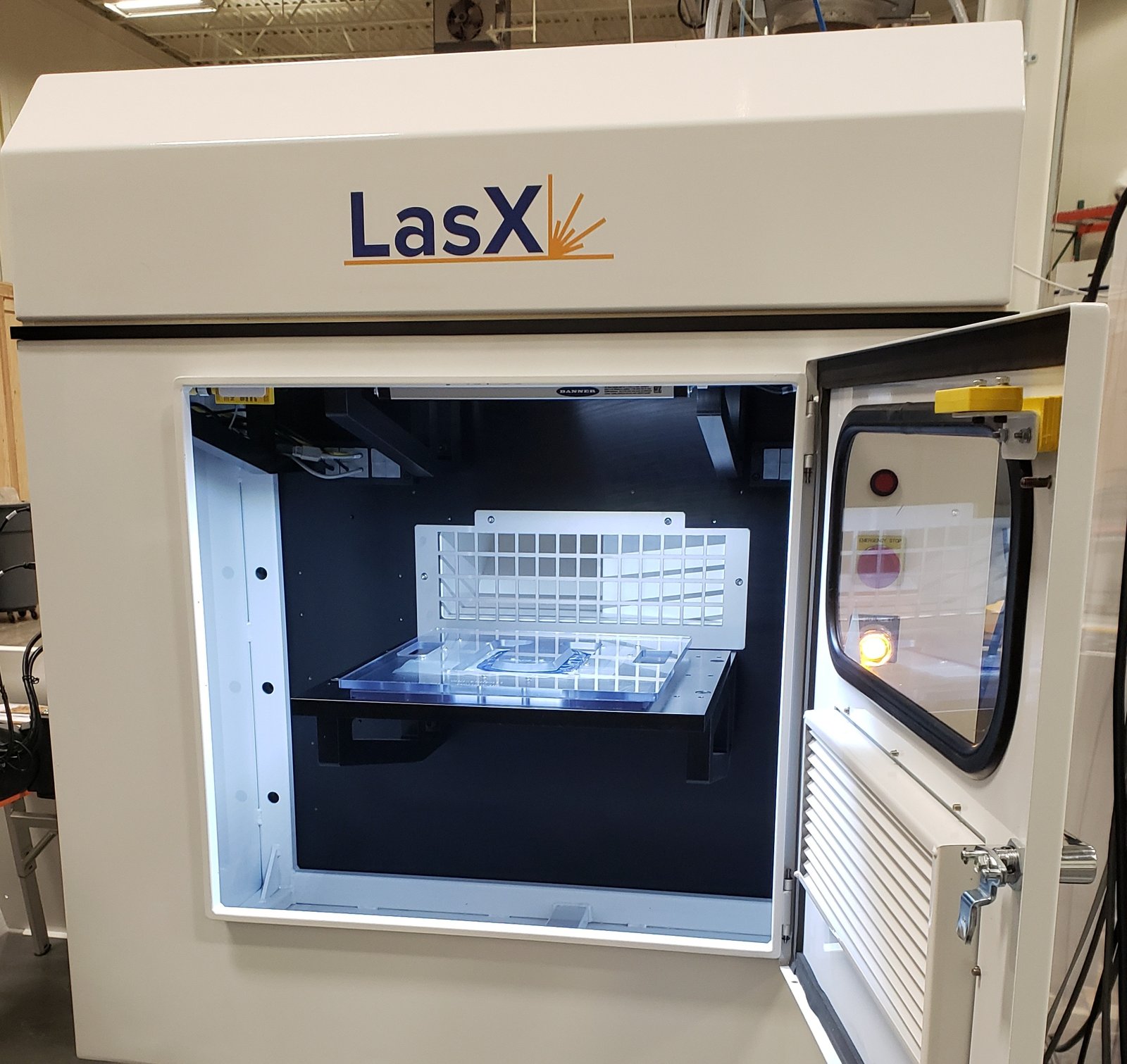 ExactCore Laser-Workstation mit geöffneter Schutzkabine