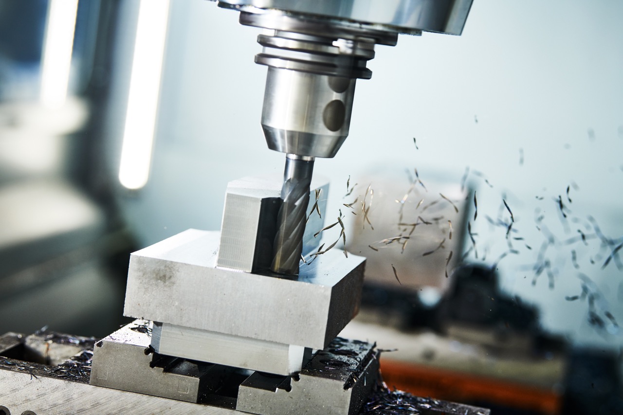 Fräsmaschine bei der Bearbeitung mit Mehrwerkzeugspann