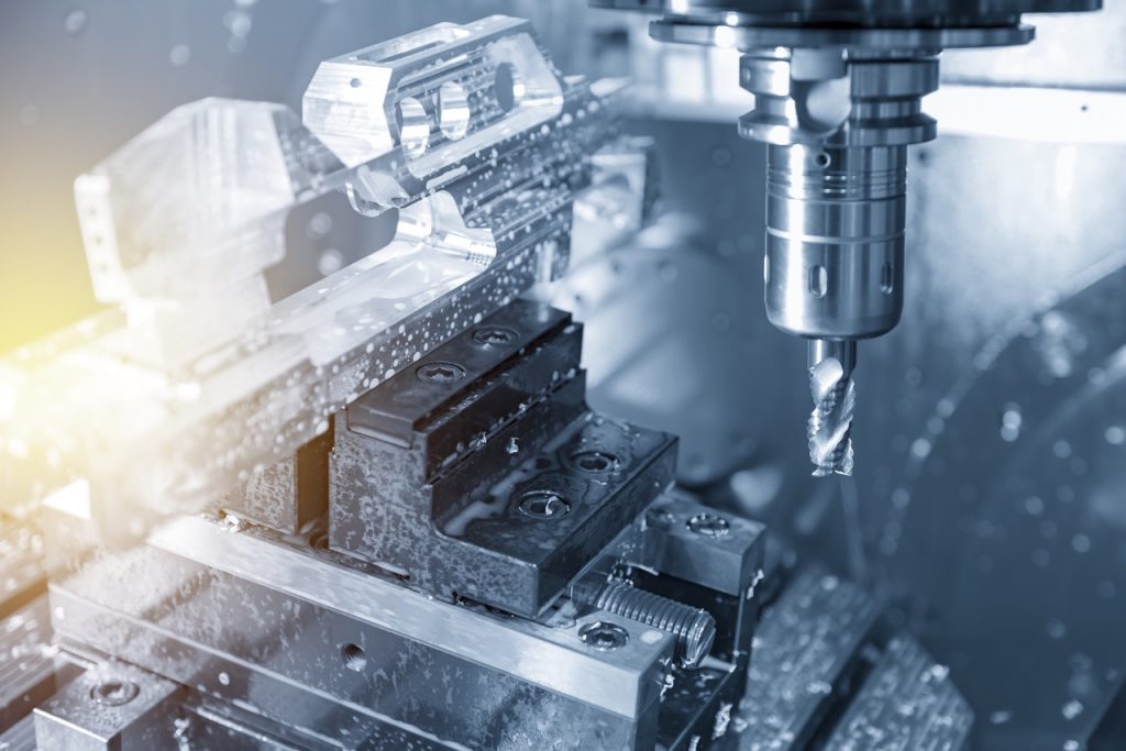 5-Achs-CNC-Fräszentrum bei der Bearbeitung
