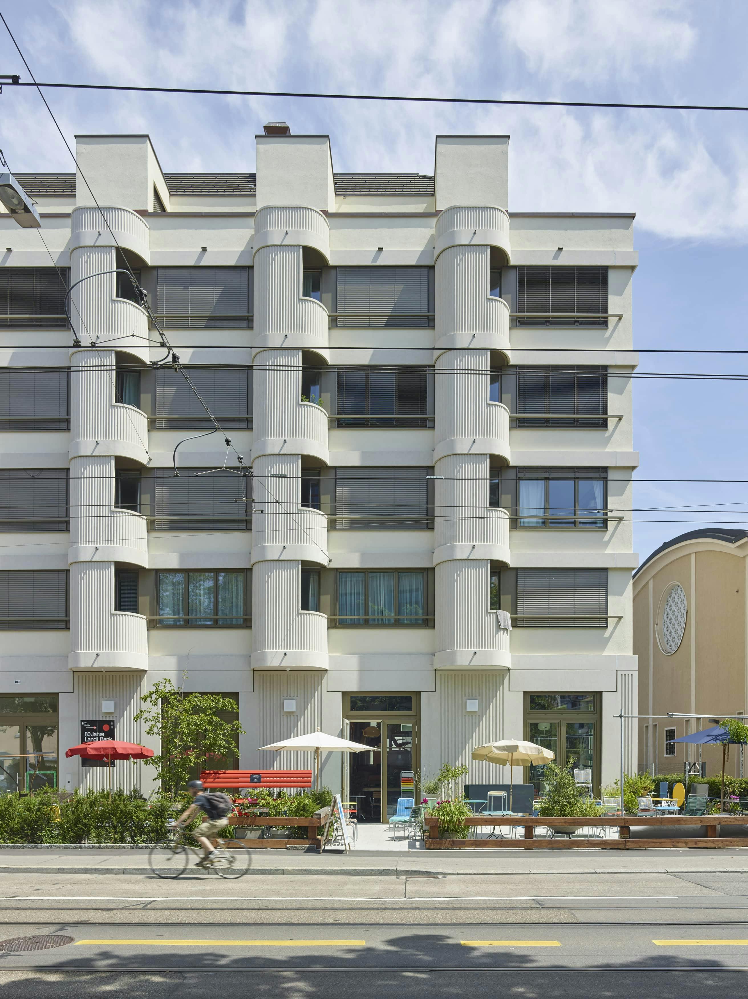 PCM facade element