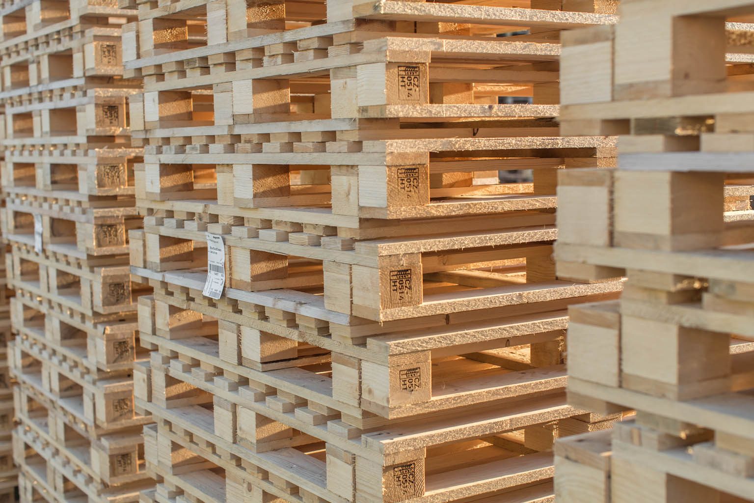 Gestapelte Vierwegpaletten