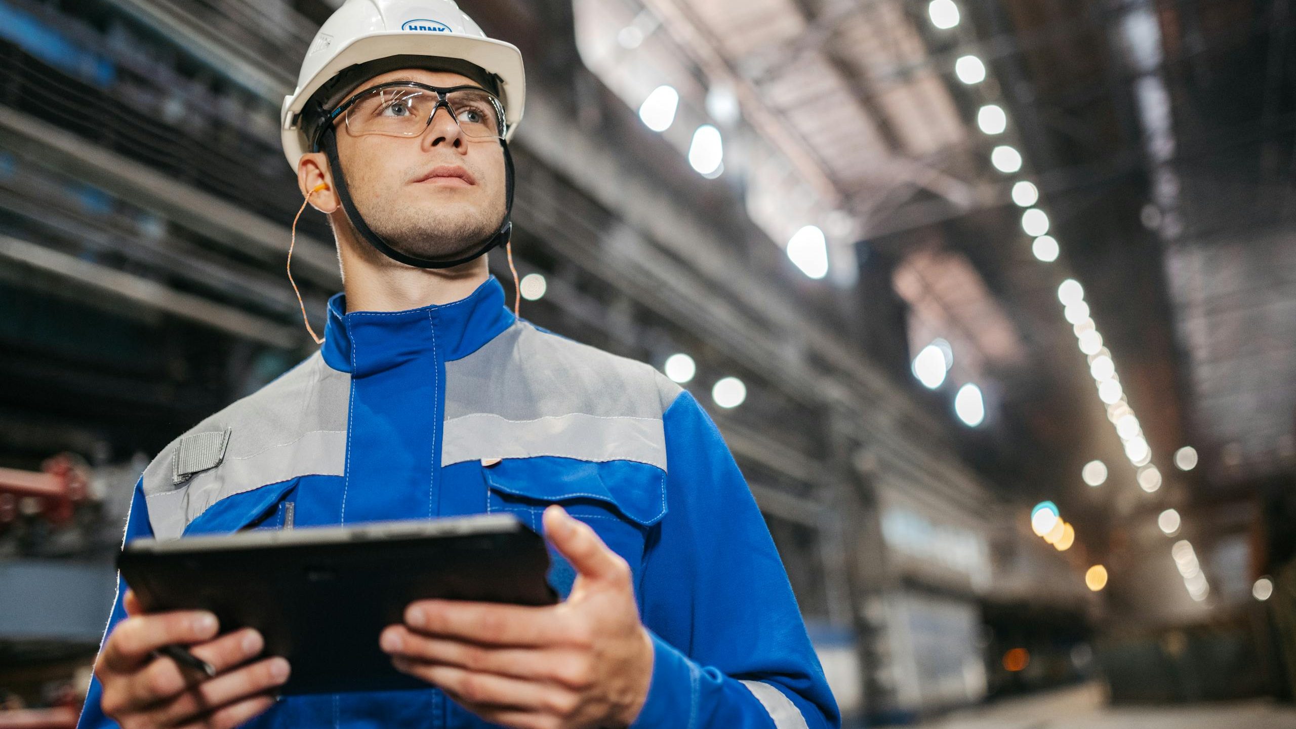Mitarbeiter mit Tablet im industriellen Umfeld