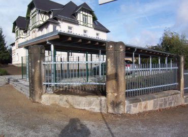 Zaunanlage an einem Mehrfamilienhaus in Bautzen