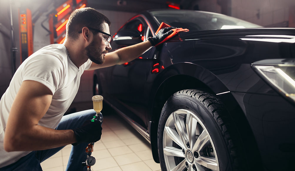 Arbeit am Fahrzeug in der Werkstatt Neuwied