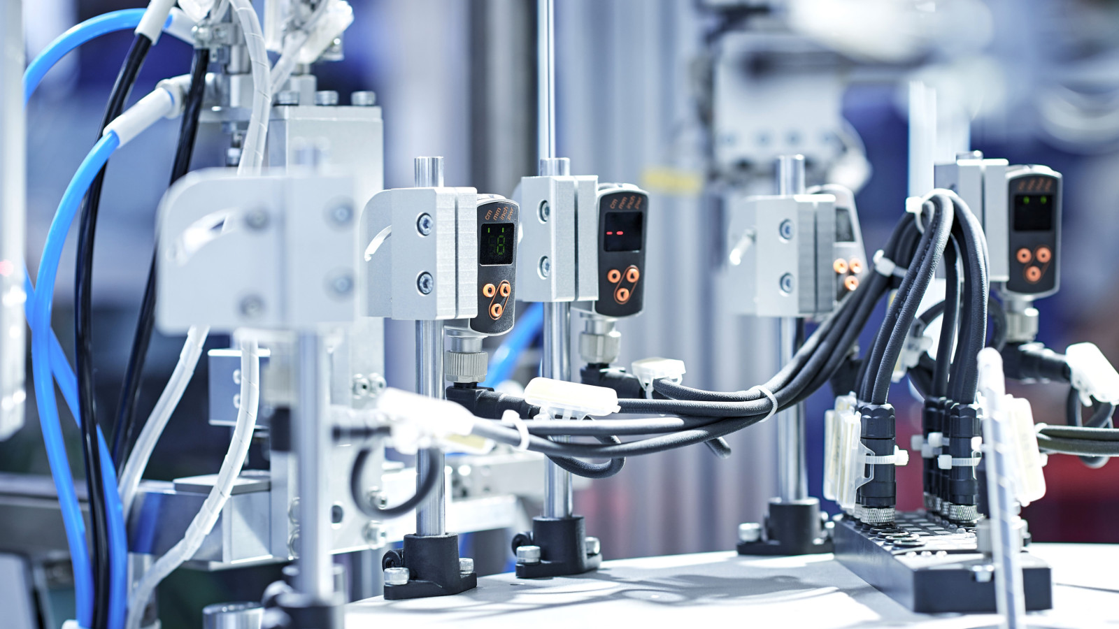 Produktionslinie mit Sensoren