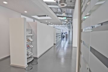Holzvertäfelung und Holzfußboden im Wohnzimmer