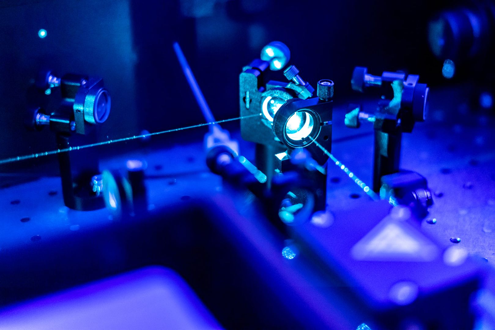 Optischer Aufbau mit Laserstrahl