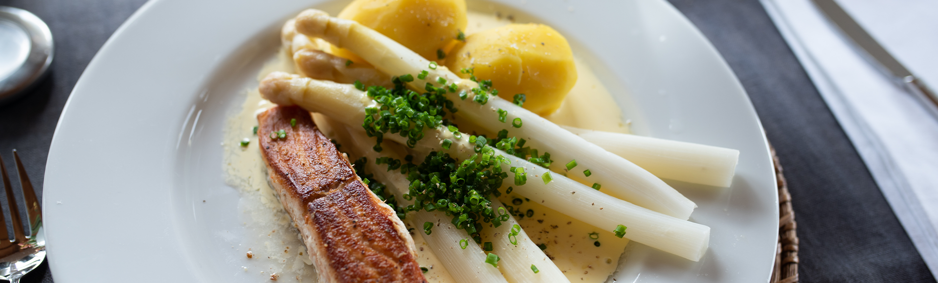 Sauce Hollandaise with asparagus and potatoes