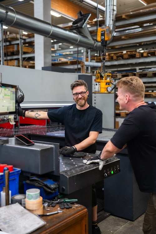 Mitarbeiter an der Steuerung einer Bearbeitungsmaschine
