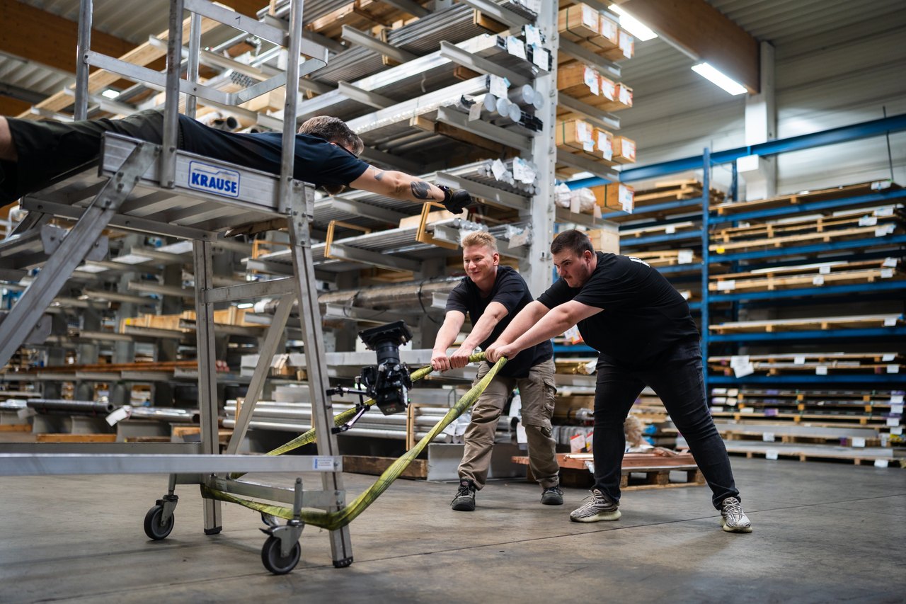 Materialtransport in der Lagerhalle