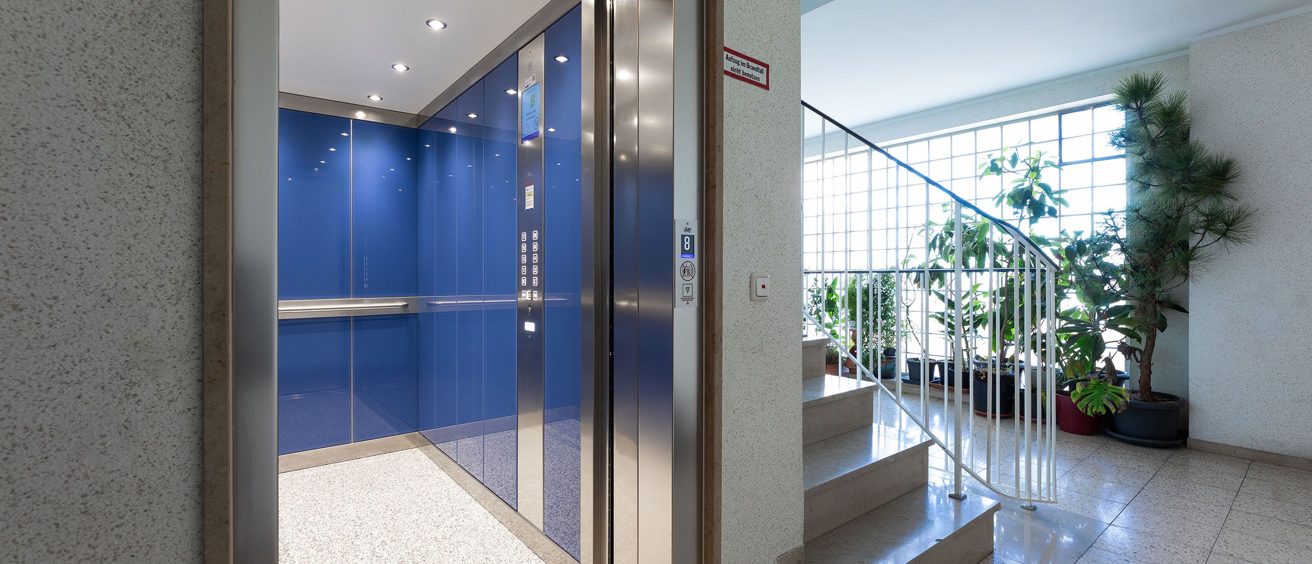 Kabine mit blauer Auskleidung in einem Treppenhaus