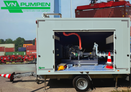Mobile Pumpeneinheit im Einsatz bei Rohrleitungsschaden