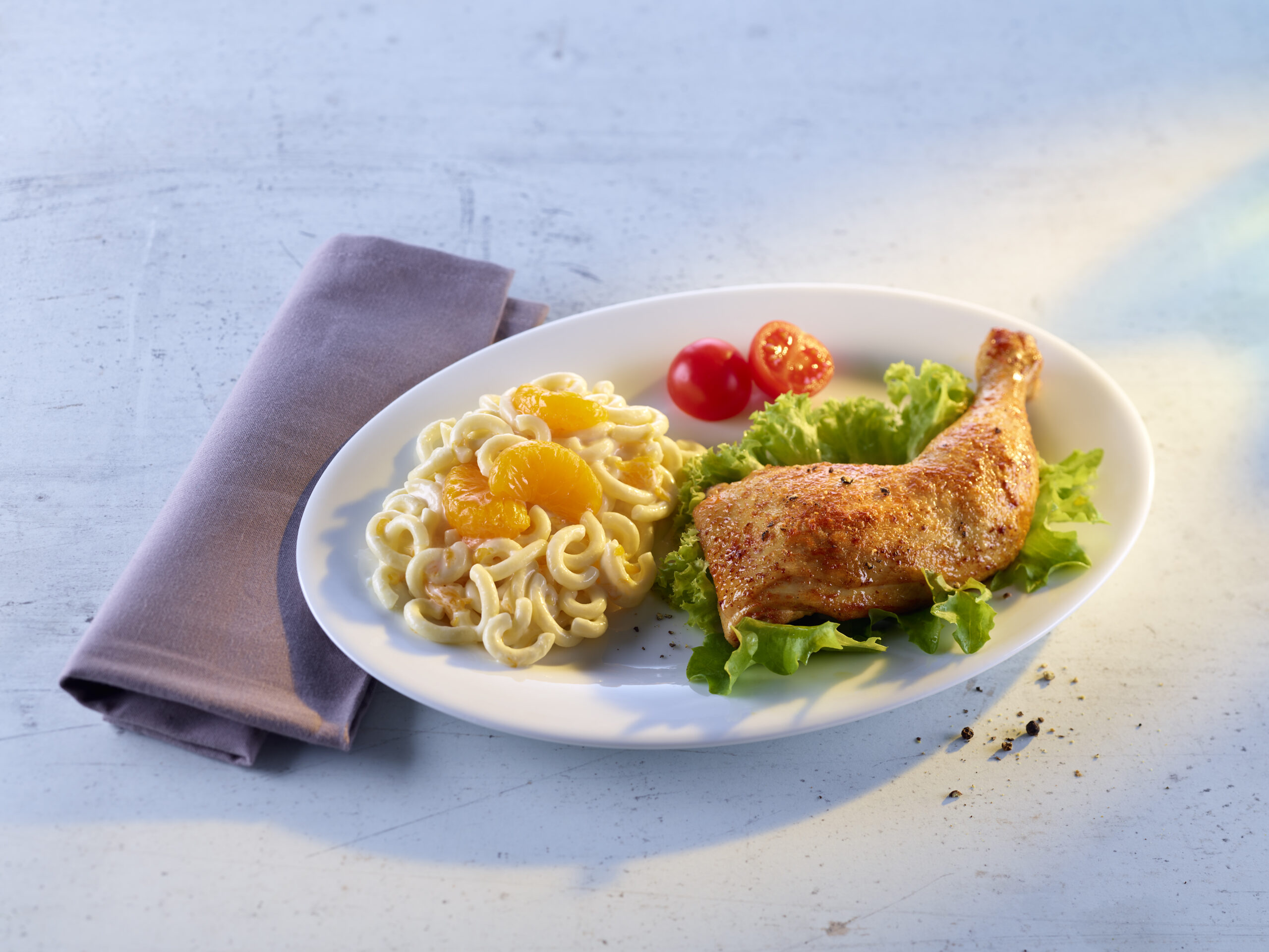 Gebratene Hähnchenkeule mit Nudelsalat