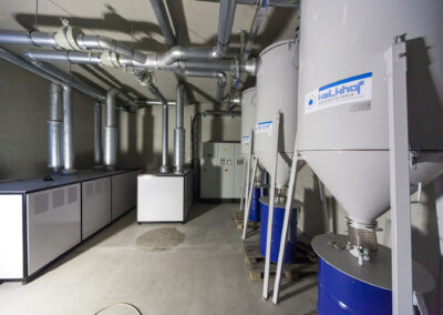 Absauganlage für Laserschweißrauch: Ventilator, Schaltschrank und Filterturm