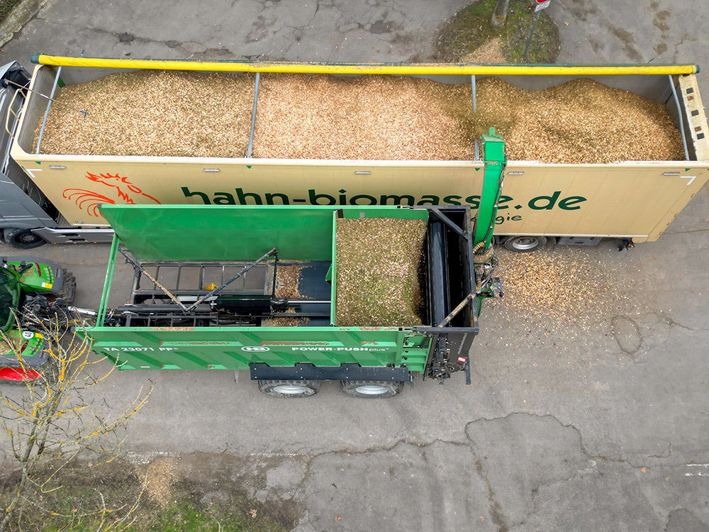 Transfer trailer with blower