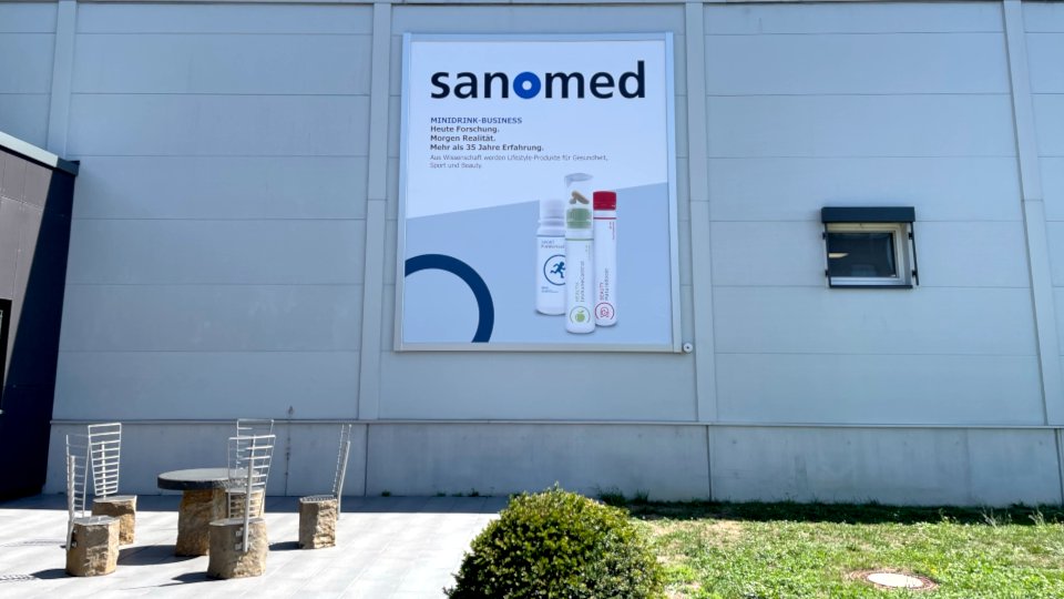 Fassadenwerbesystem Werbelifter+ für sanomed, Vöhringen