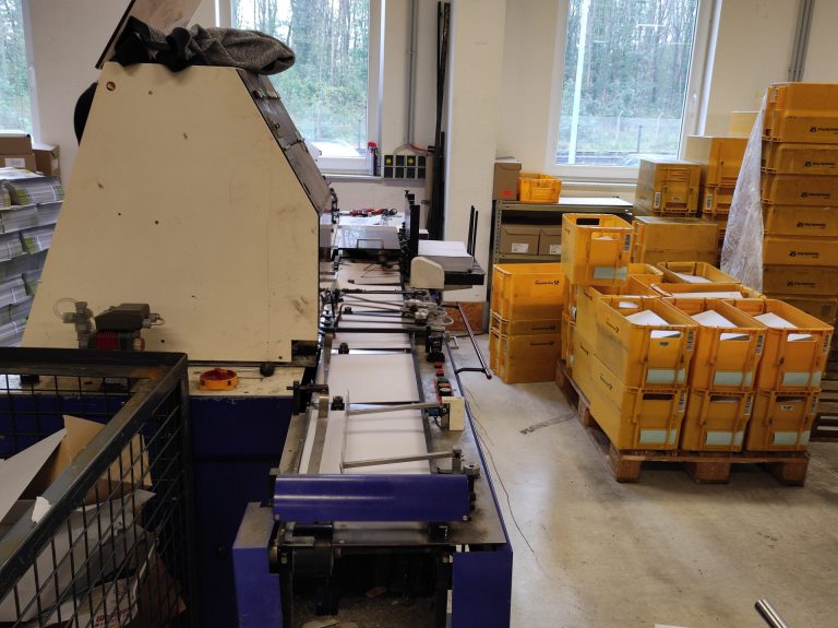Kuvertierstraße in der Produktion