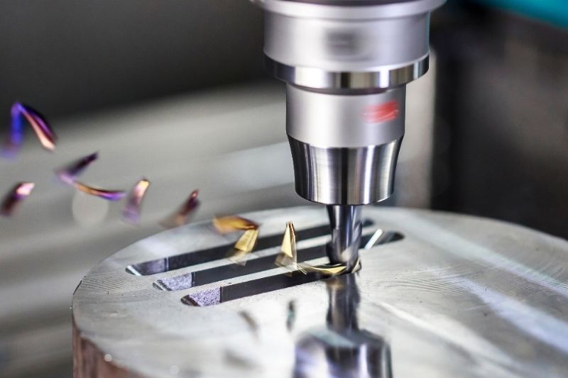 Fräser bearbeitet ein Bauteil