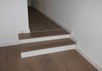 Treppenstufen mit Bodenbelag Holz