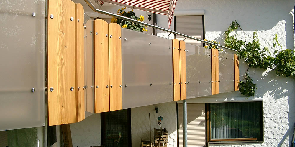 Balkon mit Stahlunterkonstruktion