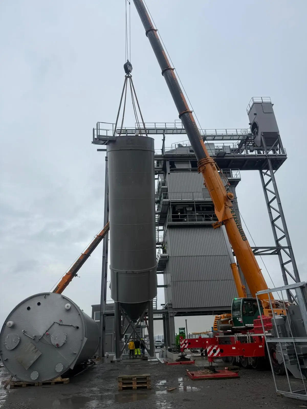 Anlagenmontage einer Asphaltmischanlage in Containerbauweise