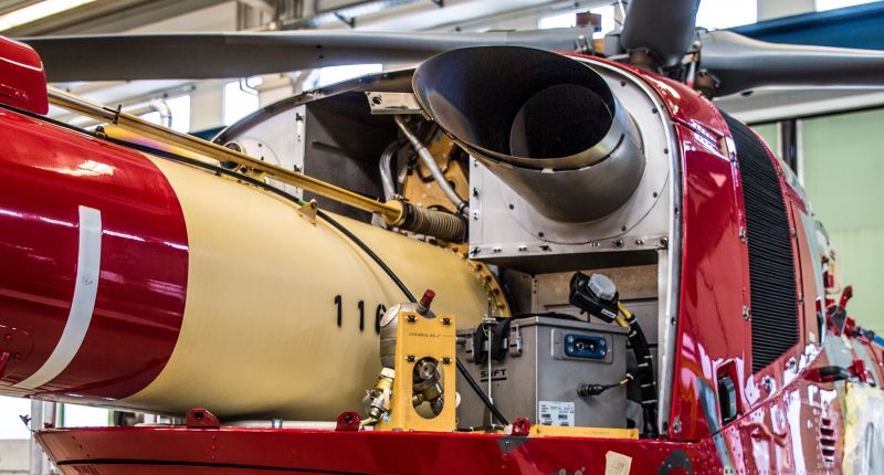 Hubschrauber mit geöffneter Verkleidung