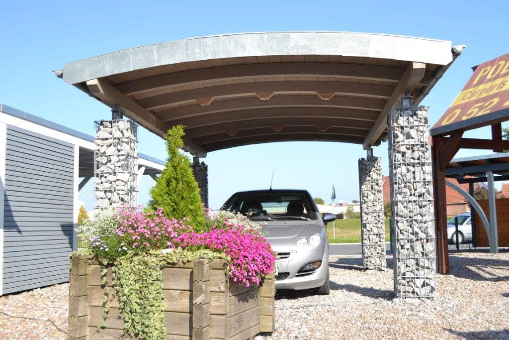Barrel-roof carport with steel columns on the display grounds