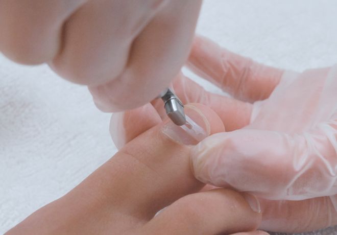 Auftragen einer transparenten Nagelpflege