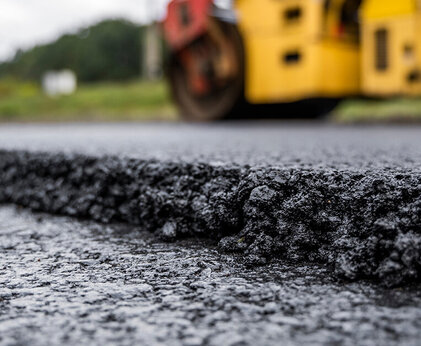 Asphalt-Einbau auf der Straße