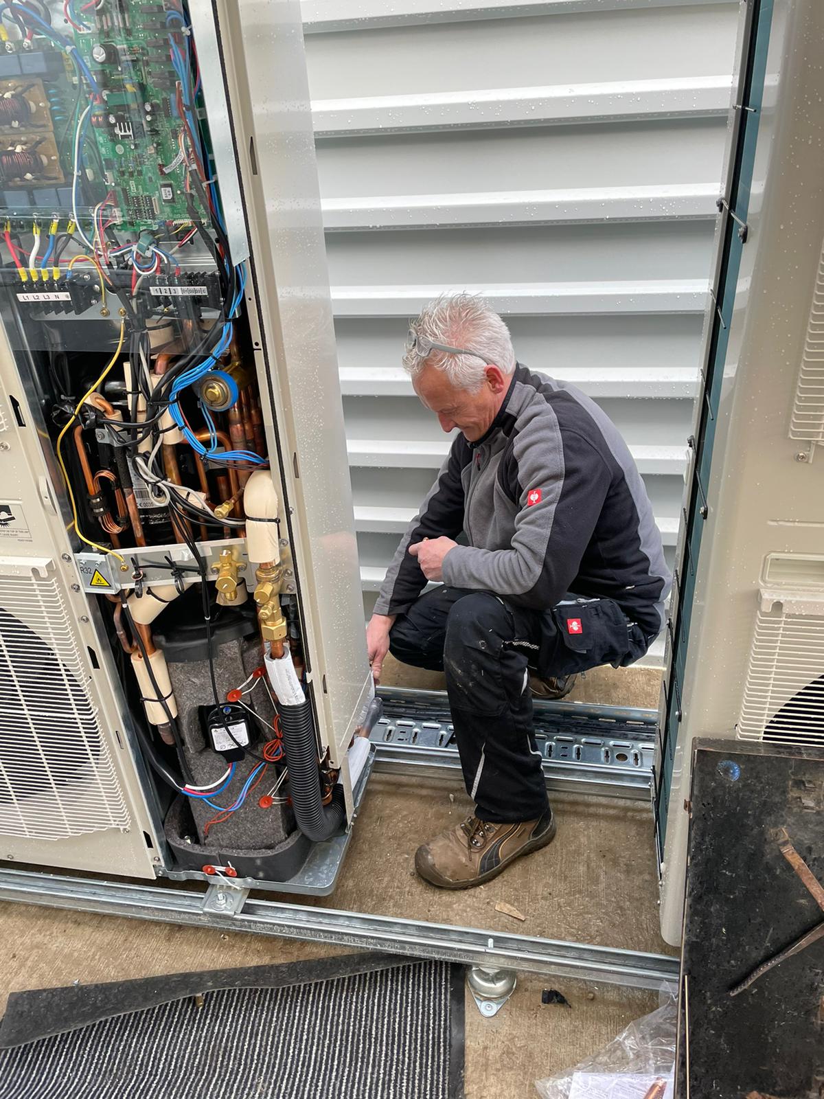 Kältetechniker bei der Arbeit