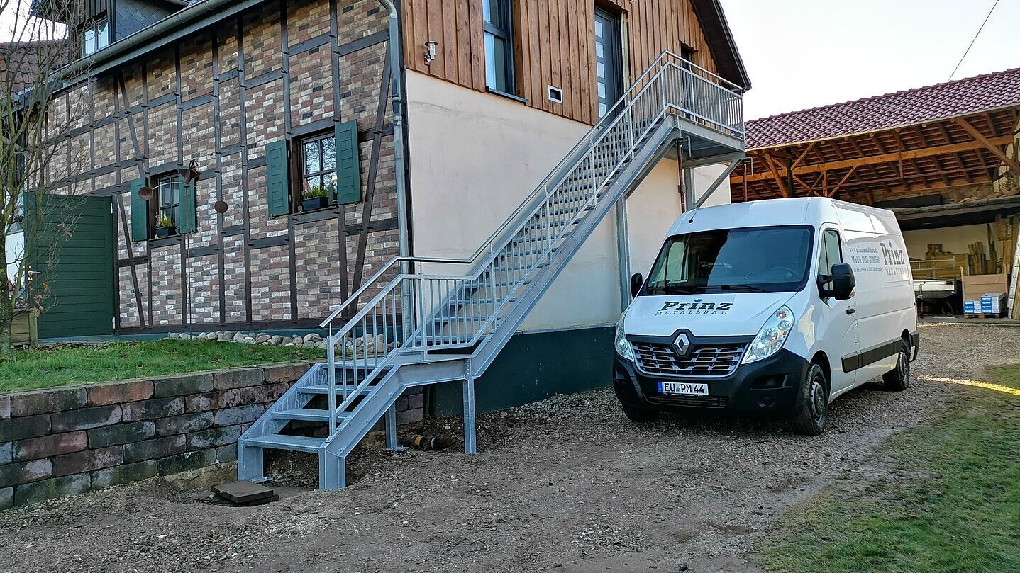 Metalltreppe mit Handlauf