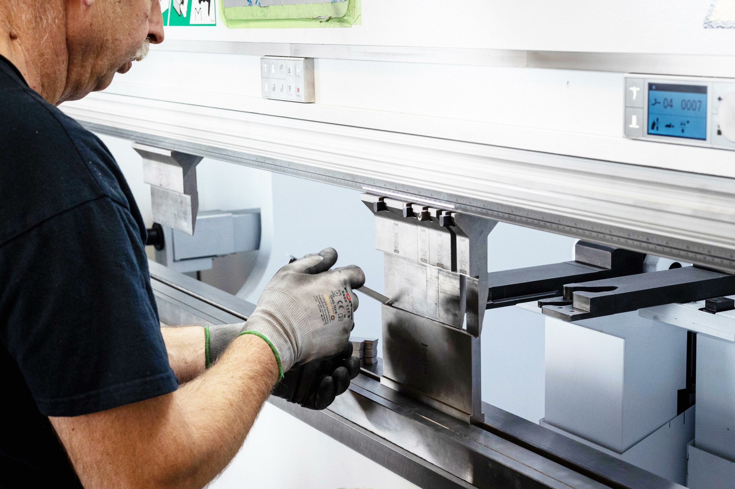 CNC-Abkanten einer Blechkante