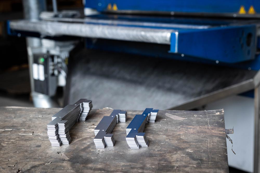 CNC-Schleifen und Verrunden von Blechteilen
