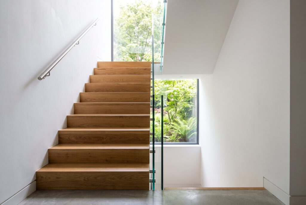Holztreppe mit Glasgeländer