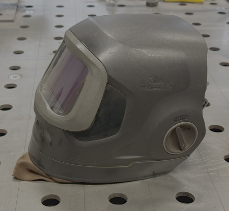 Automatik-Schweißhelm mit Lederschutz am Arbeitstisch