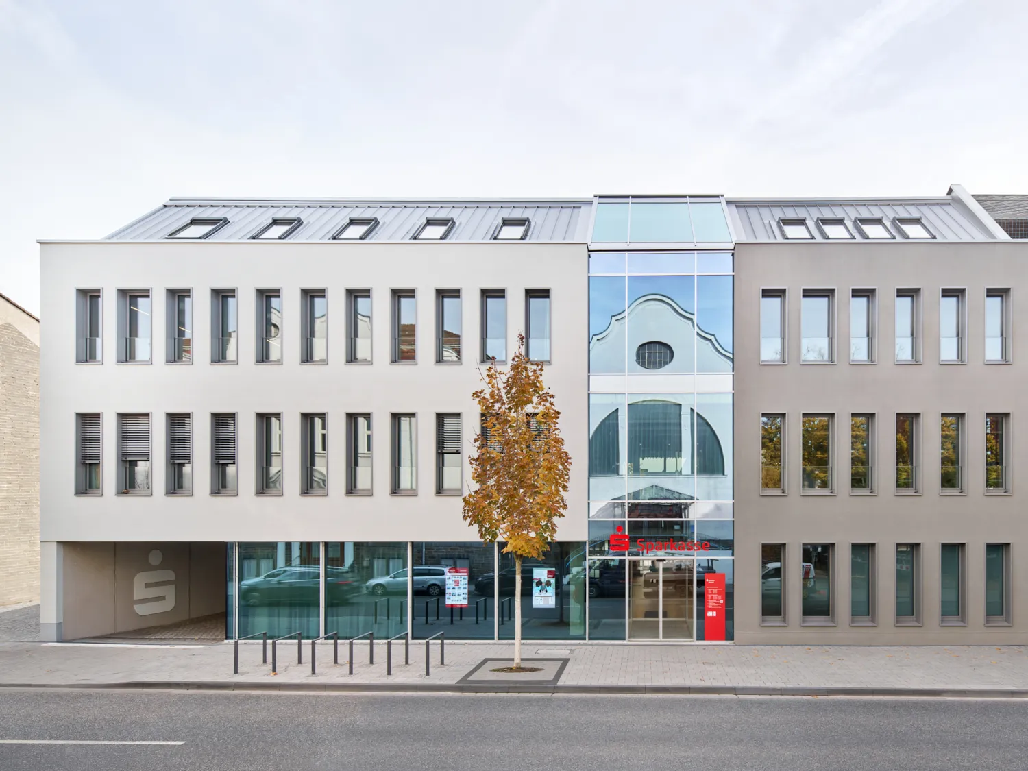 Sparkassen-Filiale mit modularer Fassade