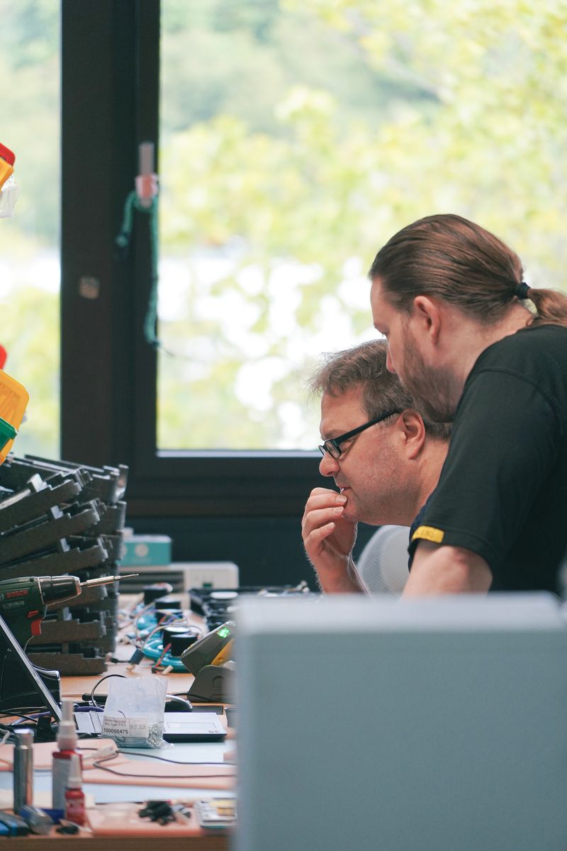 Zwei Kollegen diskutieren in der Produktion