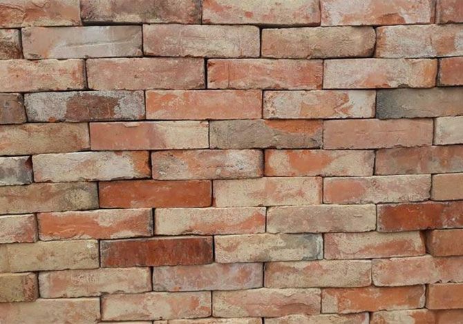 Alte Baustoffe (Mauer-, Dachziegel, Bodenplatten)