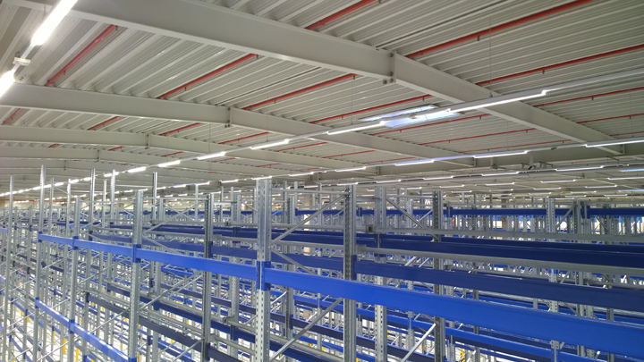 Hallenbeleuchtung in einer Logistikhalle