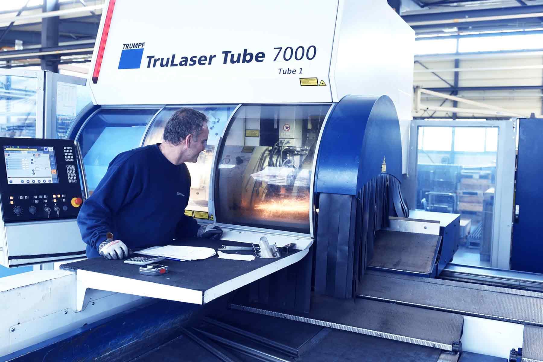 Rohrlaserschneidmaschine in Bedienung
