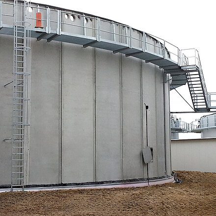Circular walkway for biogas tanks