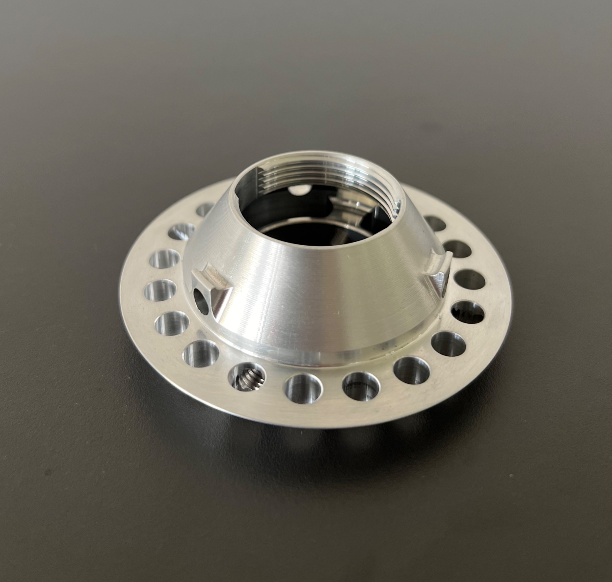 Gedrehtes Aluminiumteil mit Bohrbild