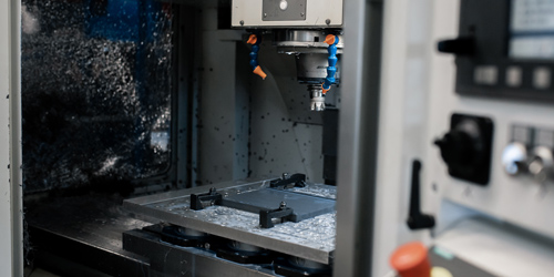 Vertikal-CNC-Fräsen im Einsatz