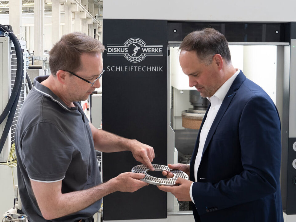 Schleifversuch im Doppelplanschleifprozess