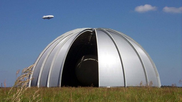CargoLifter-Hangar mit CL 75 und Übungsluftschiff „Charly“
