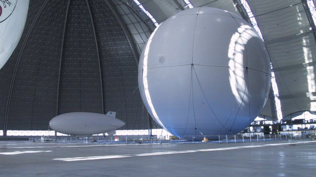 Ballon und Modellluftschiff in der Halle