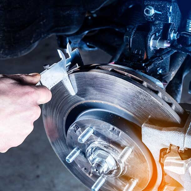 Messung der Bremsscheibendicke mit Schieblehre