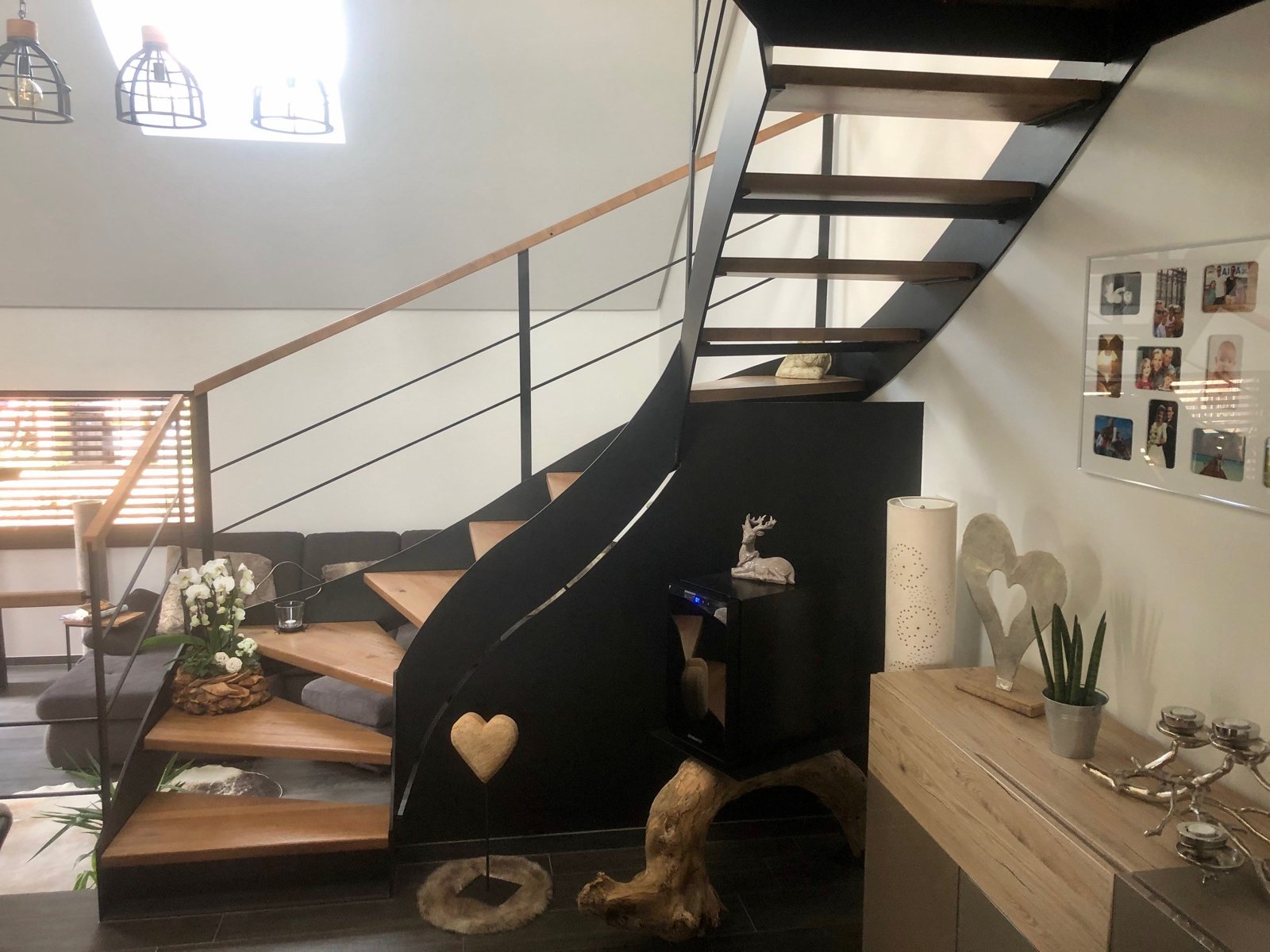 Stahltreppe mit Holzstufen
