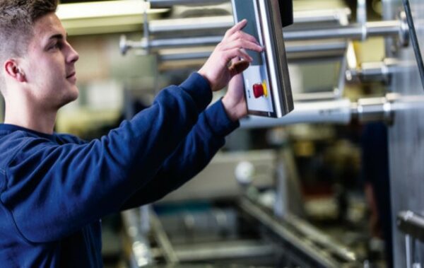 DGUV V3 Prüfung an einer CNC-Anlage