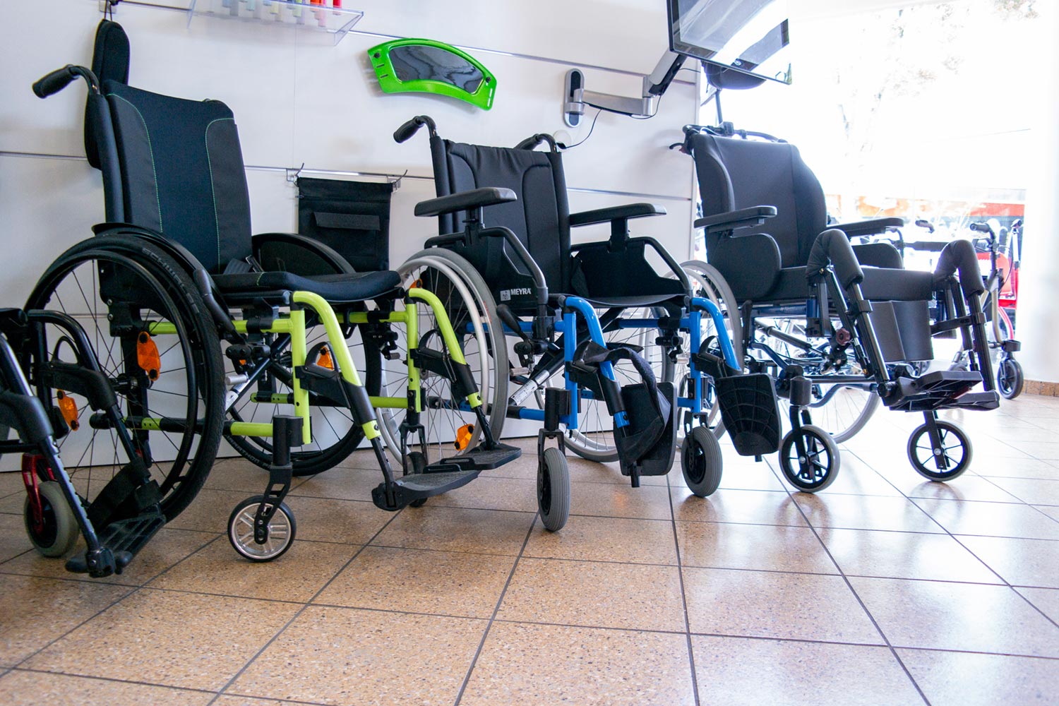 REHA-Hilfsmittel (Rollstühle, Pflegebetten)